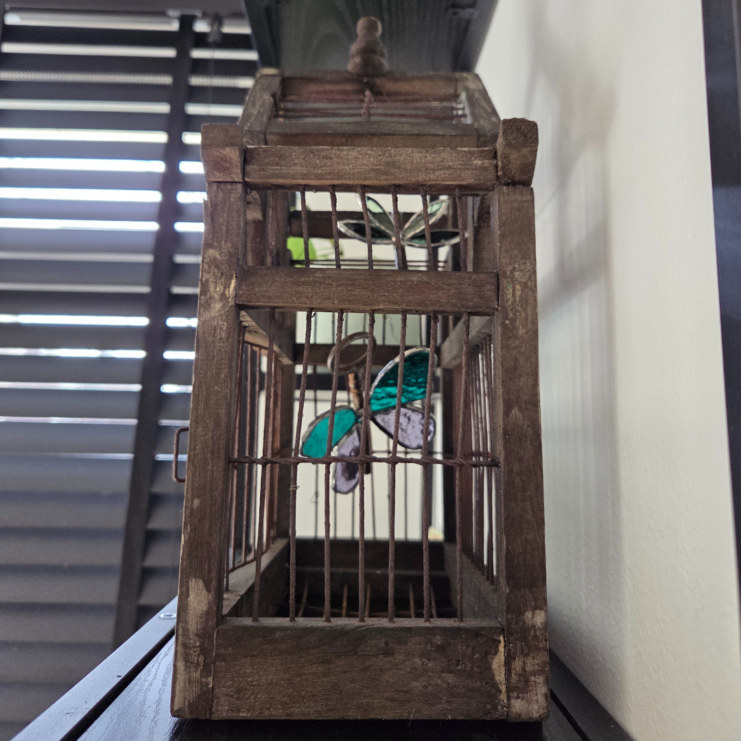 Flying keys, stained glass